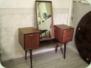 Sminkbord eller
                          hallmöbel teak med vinklingsbar spegel skåp
                          och lådor, Slutarp 60-tal