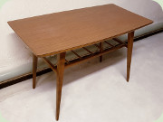 Litet soffbord med
                          skiva i brunt perstorpslaminat och
                          tidningshylla