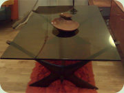 Soffbord rökfärgat glas med
                          kryssbenställning i jakarandafärgad teak,
                          Fredrik Schriever-Abeln, Örebro Glas -
                          Condor.