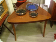 Sidobord eller litet
                          soffbord med mjukt trekantig skiva i
                          mönsterlagd mahognyfaner