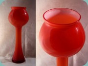 Hög
                          orangeröd vas från Bergdala