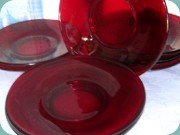 Assietter i rött glas