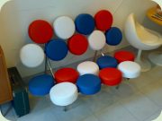 George Nelson
                          Marshmallow sofa, replica in red, white and
                          blue